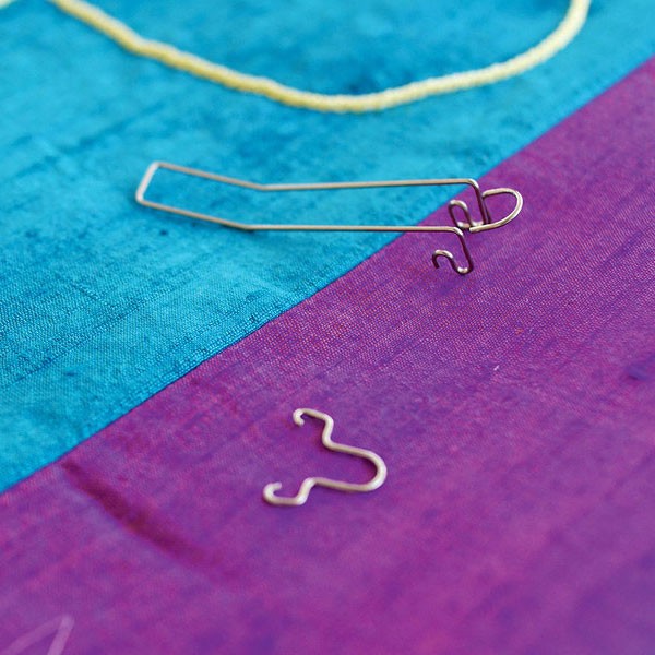 Фото 1: Нитенаправитель шнура к лапке Bernina №43 0330805000